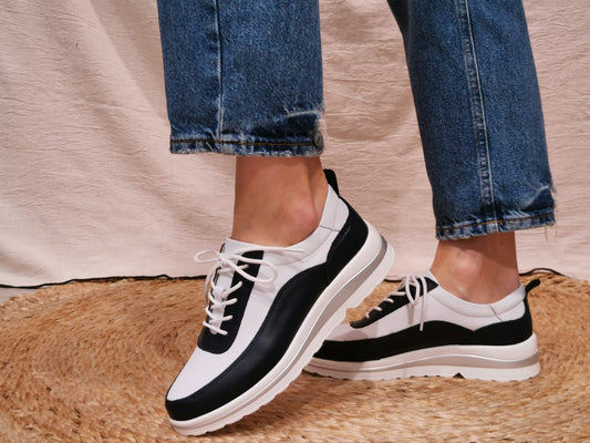 Basket cuir blanche et bleu marine