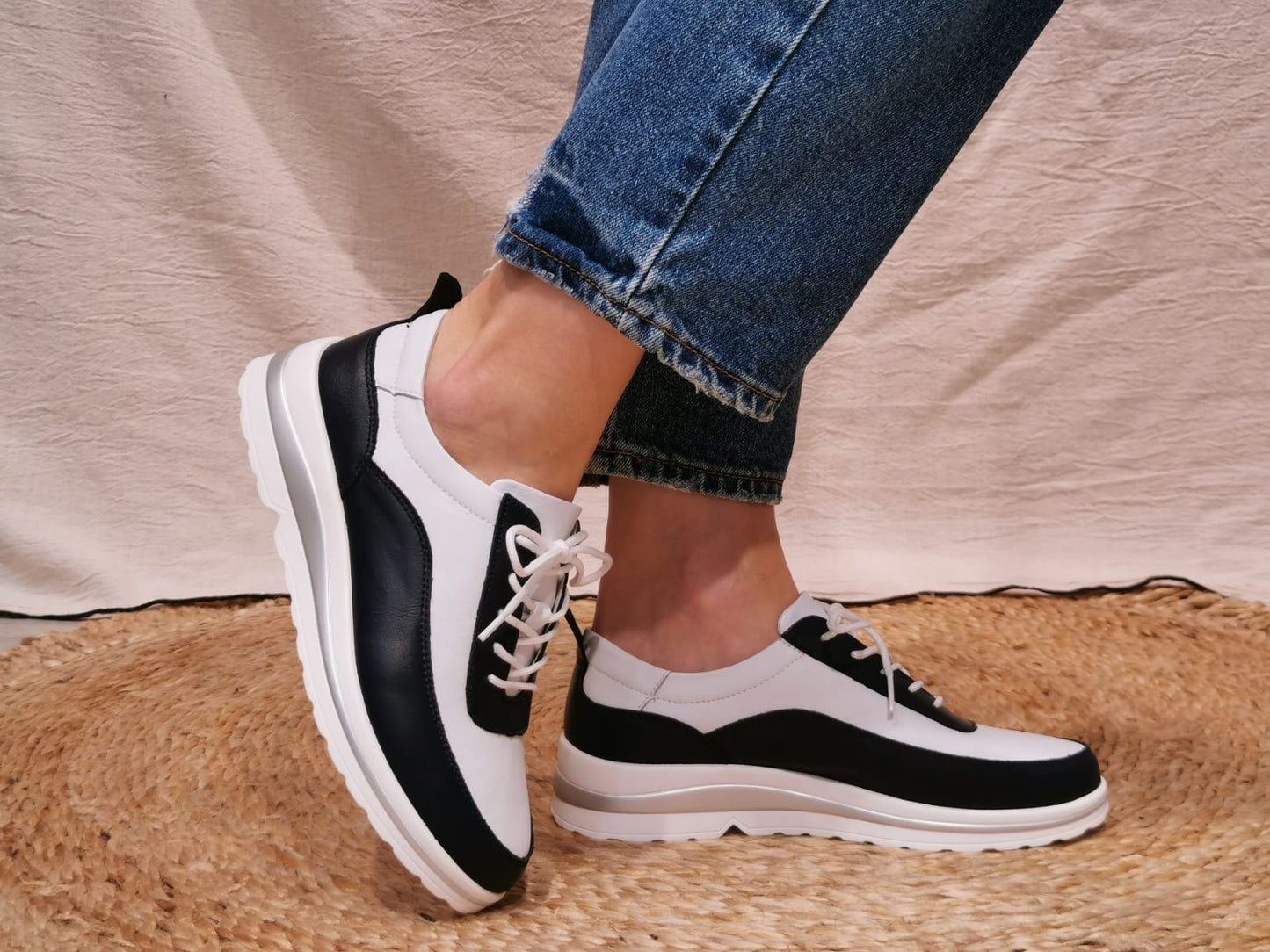 Basket cuir blanche et bleu marine