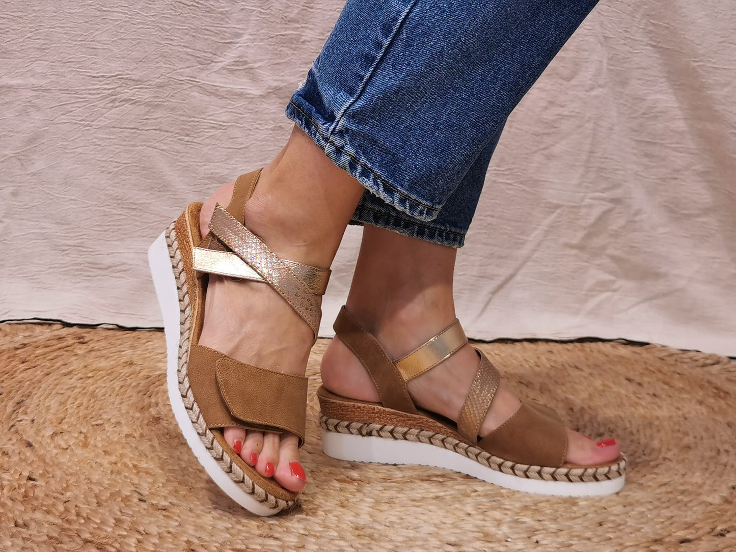 Sandales brides camel compensées