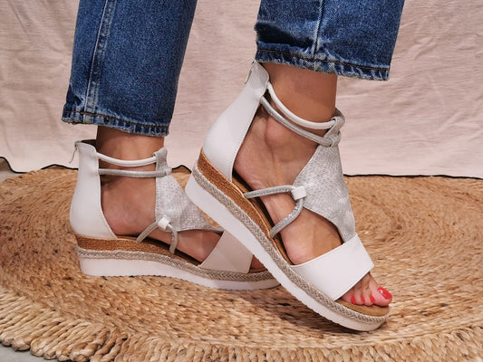 Sandales compensées argentées et blanches