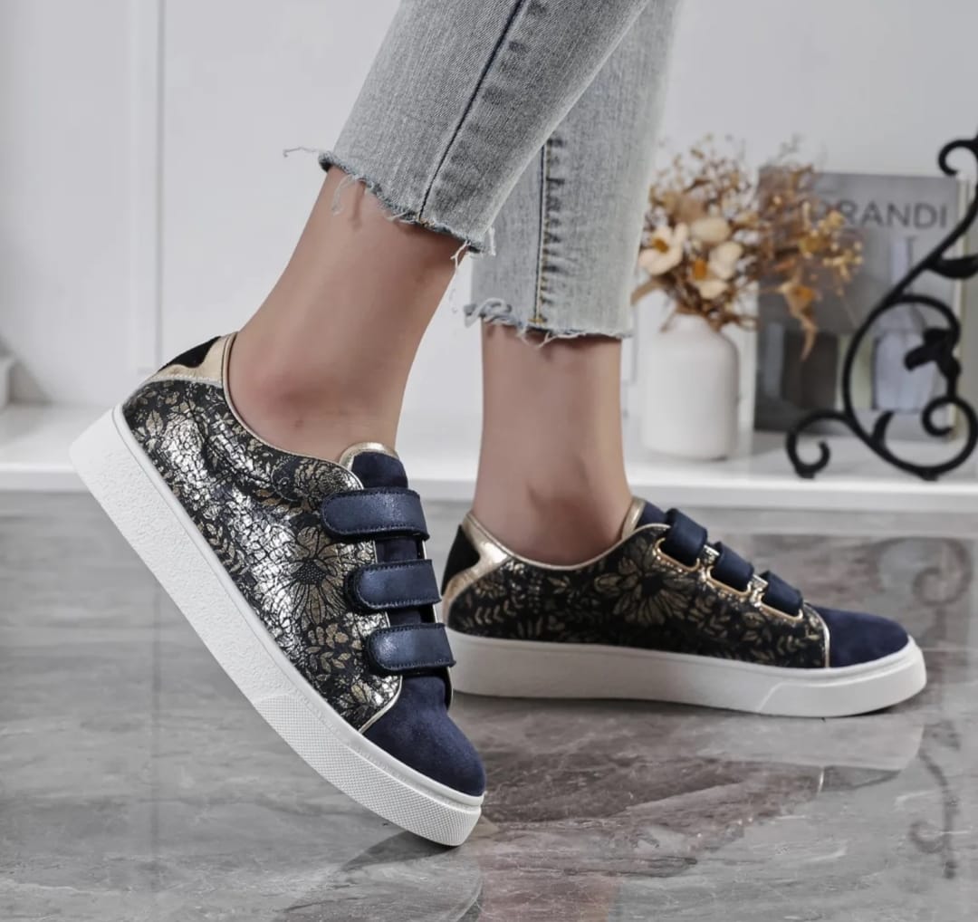 BASKETS BLEU MARINE Á SCRATCHS