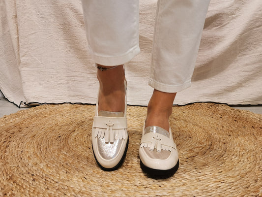 Mocassins vernis beige pompom semelle sport