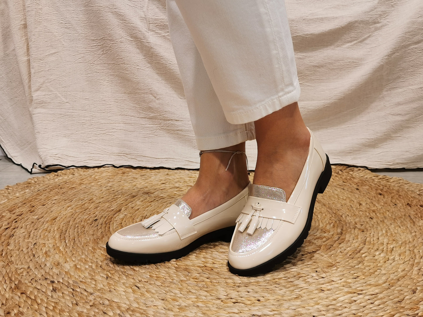 Mocassins vernis beige pompom semelle sport