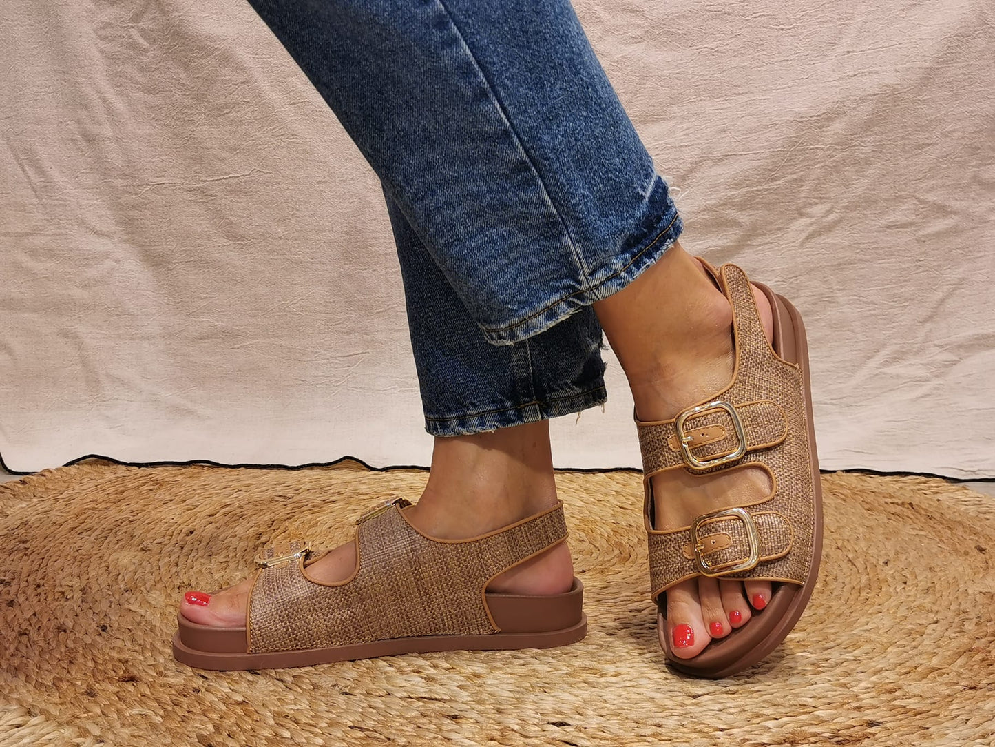 Sandales camel boucles